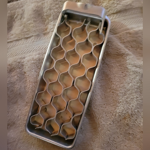 Nevco Aluminum Honeycomb Ice Cube Tray - Picture 2 of 5